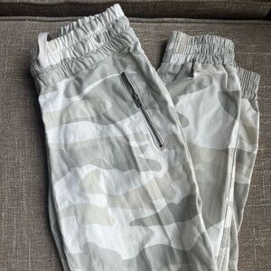 TNA aritzia army jogger
Size xs
Never worn 
Original $90